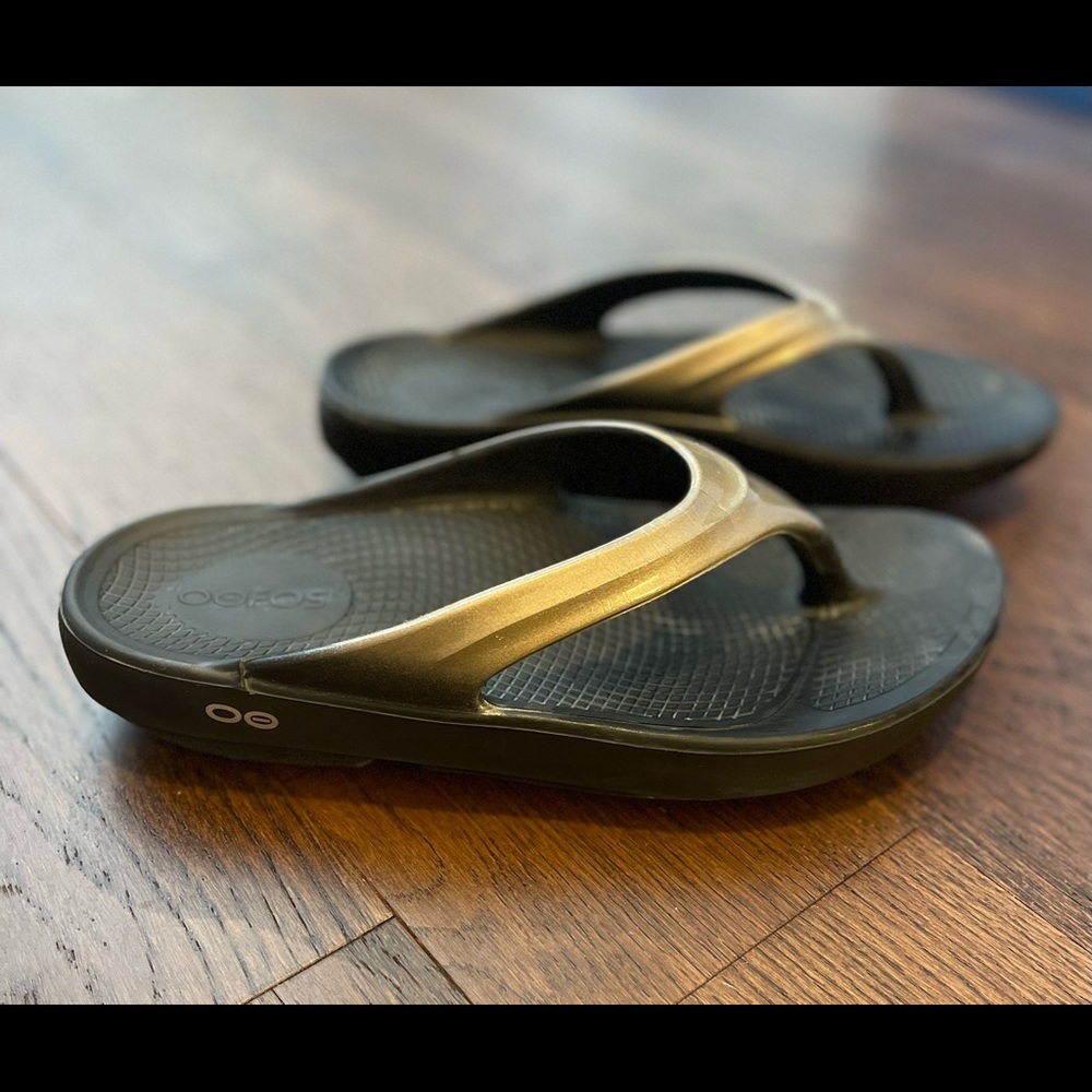 Oofos thong flip flops